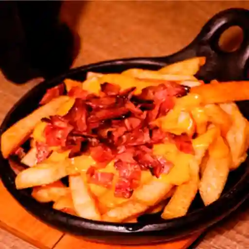 Papas Crispy con Cheddar y Tocineta