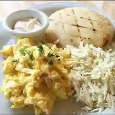 Huevos Revueltos. con Arepa