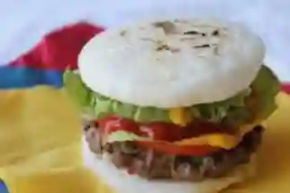 Arepa Hamburguesa Sencilla