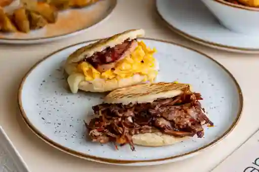 Arepa Rellena Huevo Tocineta