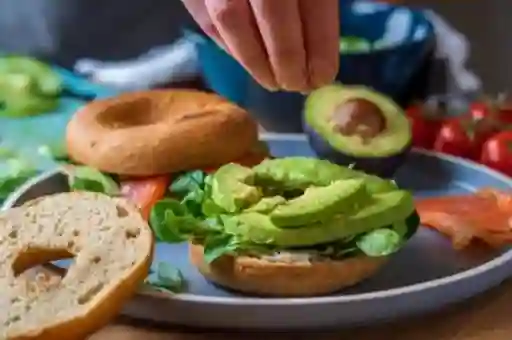 Bagel Atún con Aguacate y Huevo Duro
