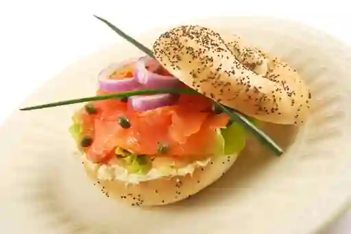 Bagel Salmón, Aguacate y Brotes de Cilantro