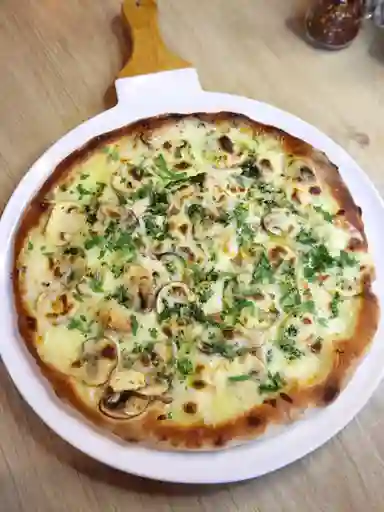 Combo Pizza Pollo, Champiñones y Gaseosa