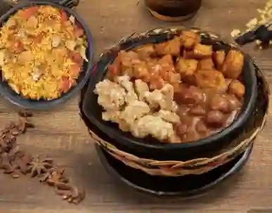 Cazuela de Frijol con Chicharron