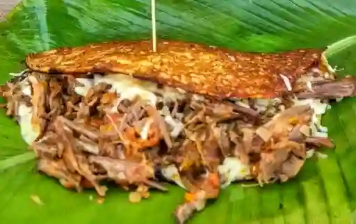 Arepa de Choclo con Carne Desmechada