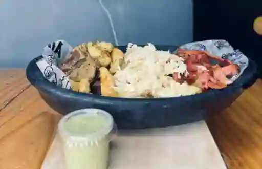 Salchipapas Guacamole