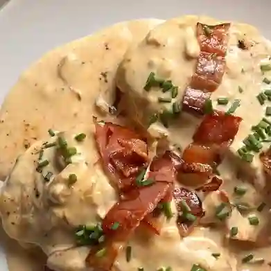Pechuga en Salsa de Tocineta