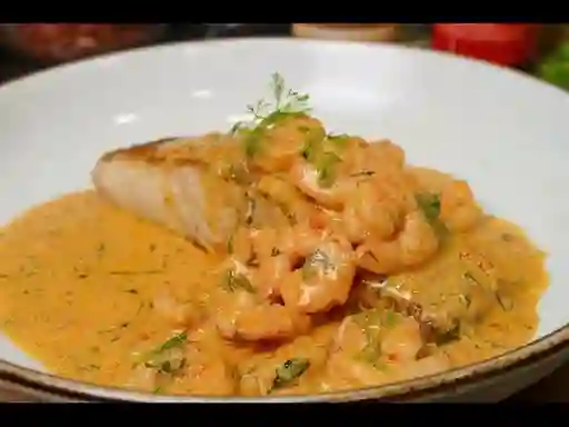 Filete de Pescado en Salsa de Camarones