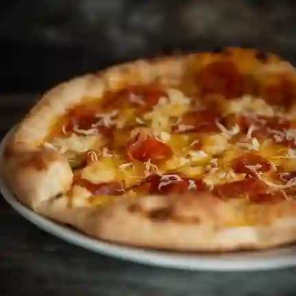 Pizza Tocineta y Cebollas Caramelizadas