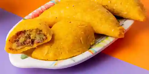 Combo 1 Empanada 1 Arepa y Bebida