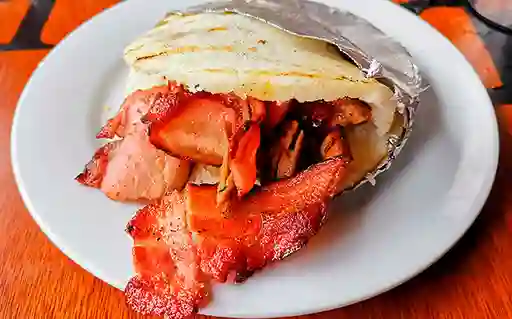 Arepa Jamón y Tocineta