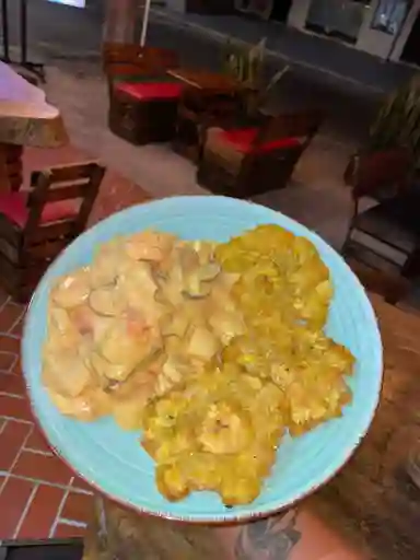 Salmon en Salsa de Camarones