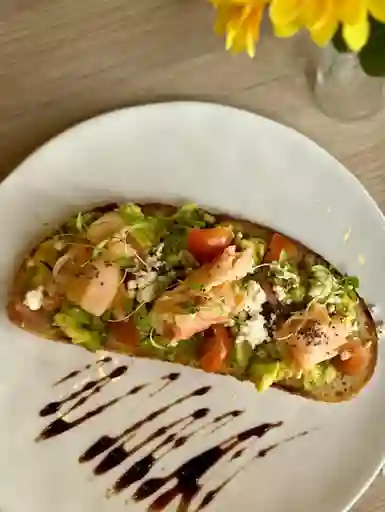 Tostada Masa Madre Con Salmón Ahumado