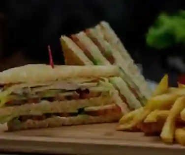 Sandwich Tradicional con Papas a la Francesa