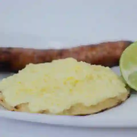 Chorizo Santarrosano y Arepa con Queso
