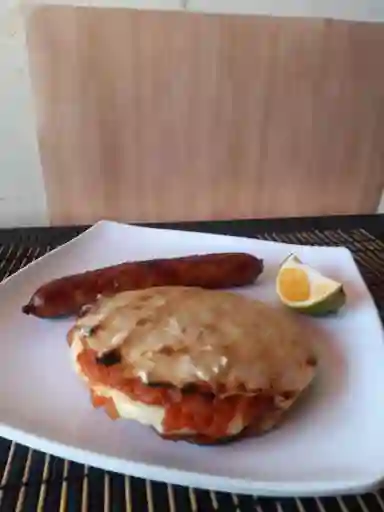 Chorizo Santarrosano con Arepa y Hogao