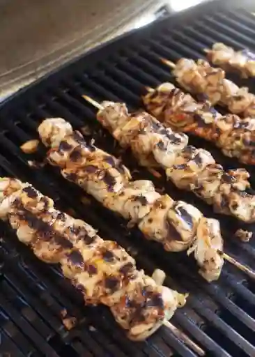 Pincho de Pollo con Arepa