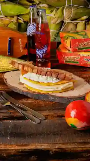 Cachapa con Queso y Chicharrón