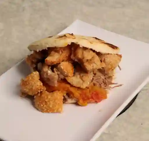 Arepa Carne y Chicharron