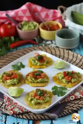 Patacones con Hogao y Guacamole