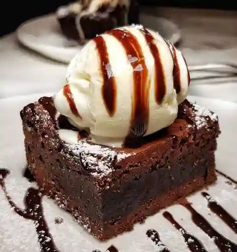 Brownie con Helado y Arequipe de Tequila
