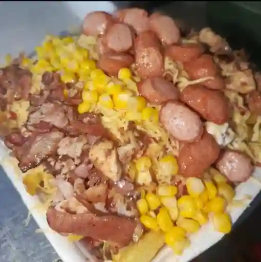 Salchipapa Pollo y Tocineta Mediana