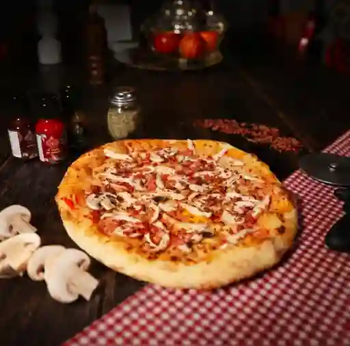 Pizza Pollo Champiñon Y Tocineta