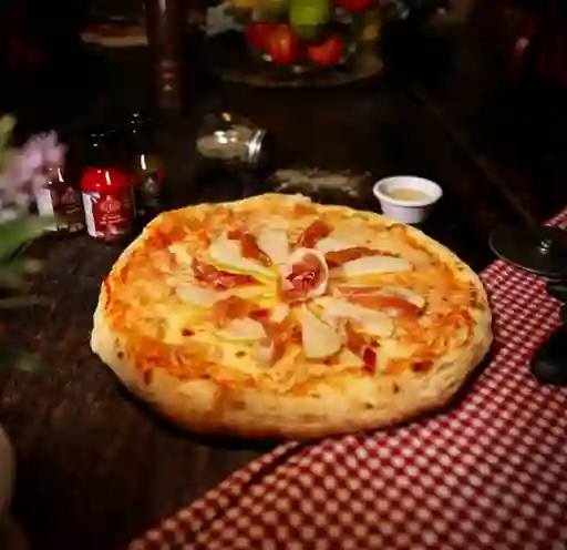Pizza De Jamon Serrano, Pera Y Miel Mandarino.