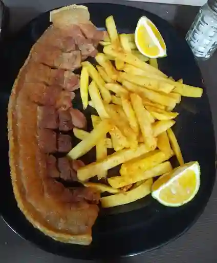 Chicharrón con Papa Francesa