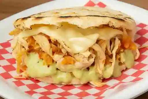 Arepa con Pollo Desmechado Hogao y Queso