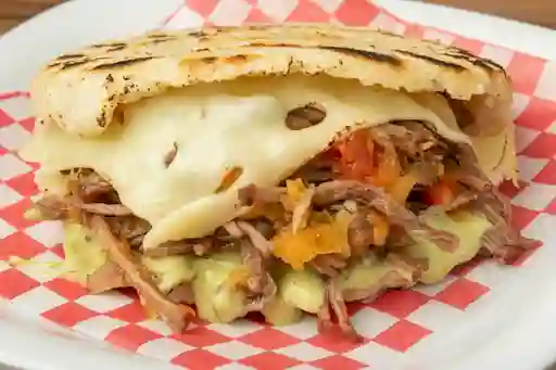 Arepa con Carne Desmechada y Queso