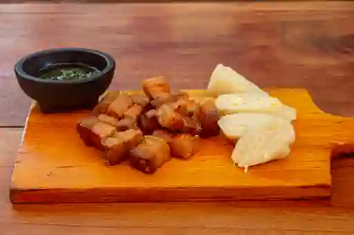 Chicharrones Con Bollo
