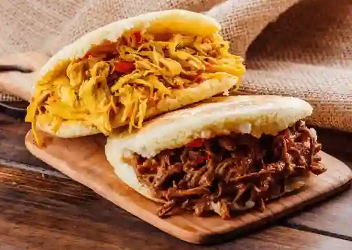 Arepa con Carne Desmechada y Queso