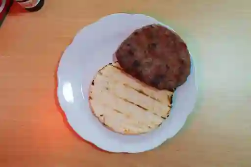 Arepa con Carne de Hamburguesa y Queso
