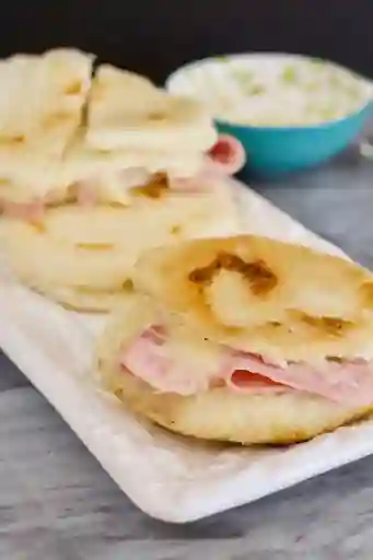 Arepa Queso y Mortadela