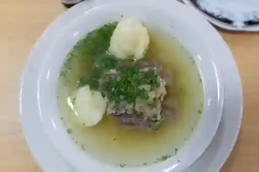 Caldo de Costilla y 2 Arepas