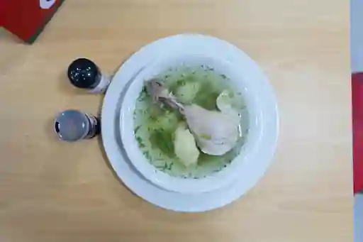 Caldo de Pollo y 2 Arepas