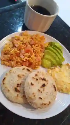 Huevos Rancheros Al Gusto y 2 Arepas