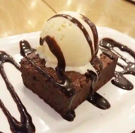 Brownie con Helado y Salsa