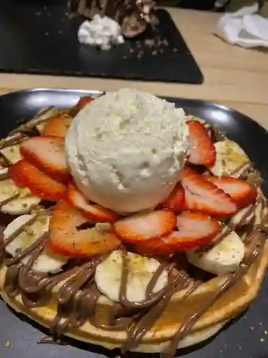 Waffle con Helado y Frutas
