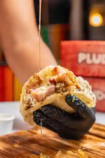 Arepa Con Pollo y Chicharrón