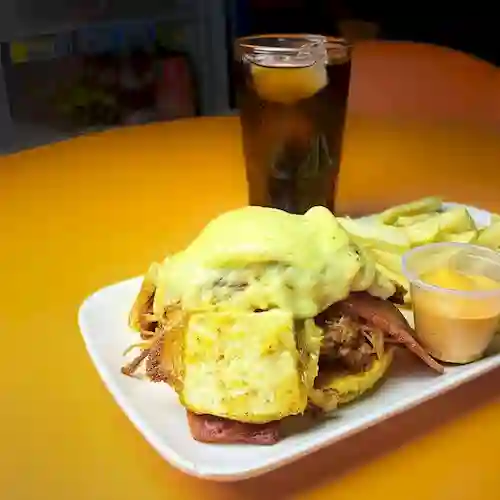 Arepa con Chicharron y Tocineta