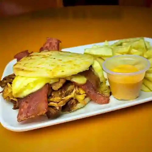 Arepa de Maíz Chicharrón Tocineta