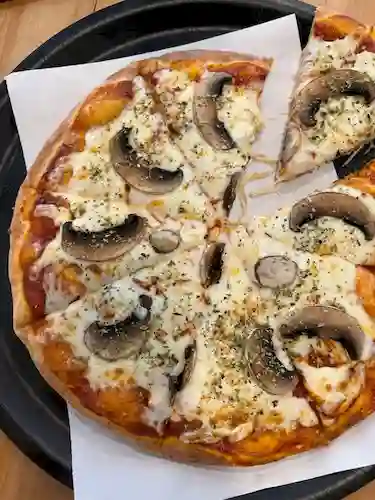 Pizza Grande de Pollo y Champiñones