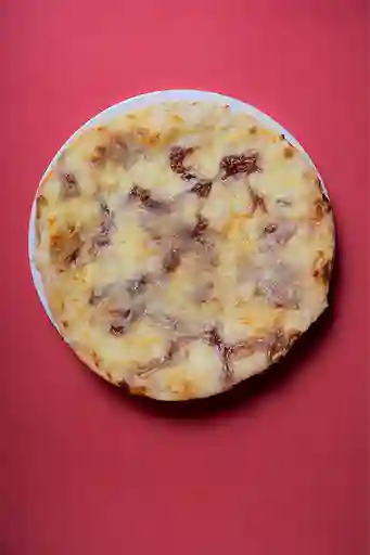 Pizza 3 Quesos con Cebolla Caramelizada