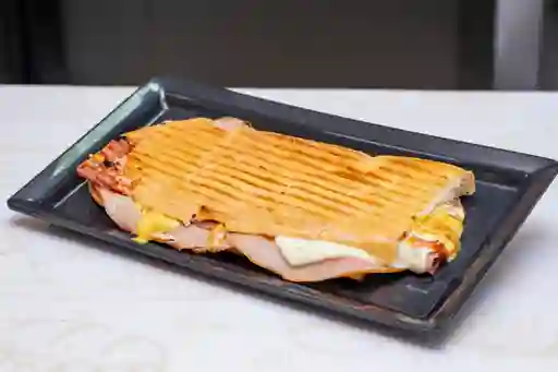 Sándwich Mixto con Pernil