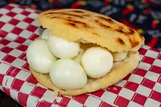 Arepa con Huevos de Codorniz