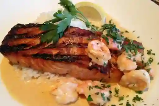 Salmon En Salsa De Camaron