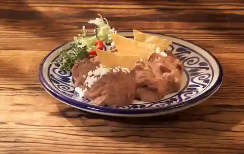 Frijol Refrito con Totopos