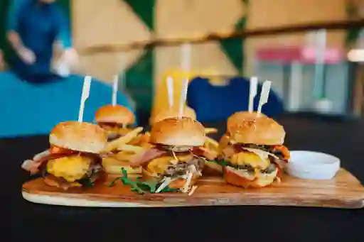 Plato de Mini Bacon Cheeseburgers